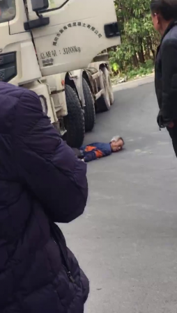 Grandfather Crushed By A Truck In Front Of His Grandchildren