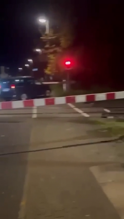 43 Idiot Left The Car On The Tracks And Went Out To Support His Son In A Conflict With A Group Of People