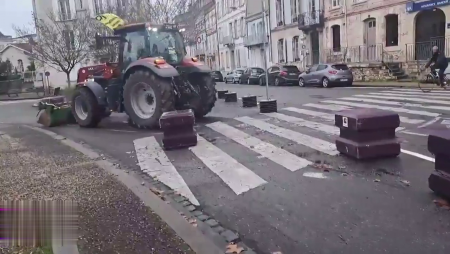 French Farmers Dumped A Mountain Of Guts, Tires And Manure In Front Of The Prefecture Building