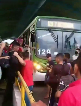 Dude Gets Rocked By Bus Passengers After Trying To Steal From Them. Brazil