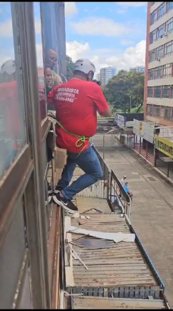 The Worker Climbed Out Of The Window For A Long Time But Quickly Fell To The Ground. Died