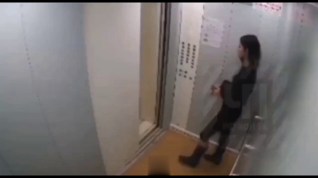 The Bastard Beats Up His Girlfriend In The Elevator Because She Lost Her Phone. Chelyabinsk, Russia