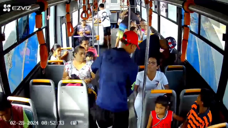 Criminals Rob Bus Passengers Taking Money And Phones. Ecuador