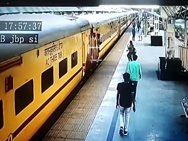 Unsuccessful Attempt To Jump On A Departing Train » Uncensored Videos .Murders, Executions, Suicide, Terrible accidents - New Content Only