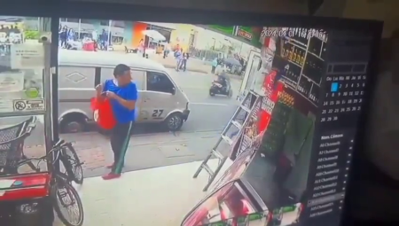 The Attacker Injured A Store Employee For Refusing To Pay Extortionists. Colombia