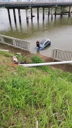 The Car Lost Control And Dive Into The River