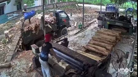 The Worker's Hand Accidentally Got Into The Log Cylinder Machine. Vietnam