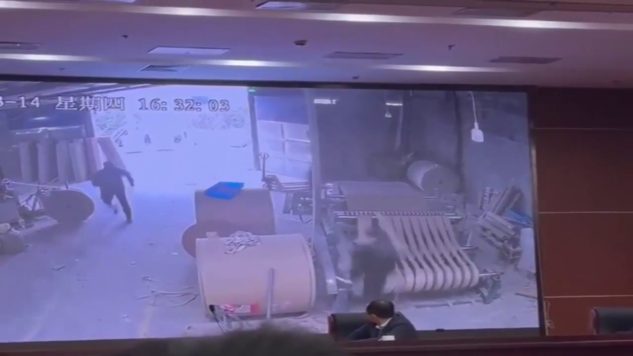 Rotating Machinery And Loose Clothes » UncensoredVideo - Latest News Without Censorship