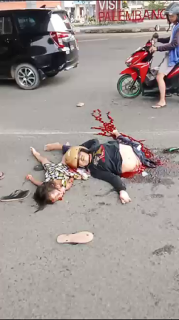 C.W! A Female Motorcyclist And Her Child Were Killed When They Collided With A Truck. Indonesia