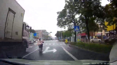 The Woman On The Motorcycle Made A Stupid Maneuver And Therefore Died