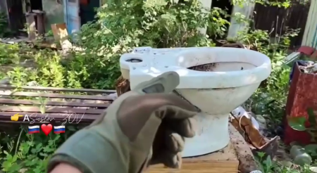 😁A Russian Soldier Found A Toilet In Ukraine And Will Now Take It Home