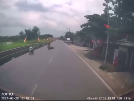 A Woman On A Scooter Fell Into The Oncoming Lane And Was Crushed