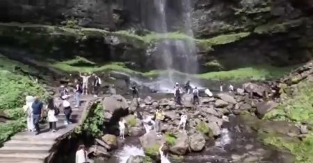 A Rockfall In Sichuan Province Killed A Female Tourist