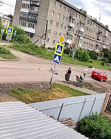 An 85-Year-old Man Driving A Car Hit 2 Children At A Pedestrian Crossing