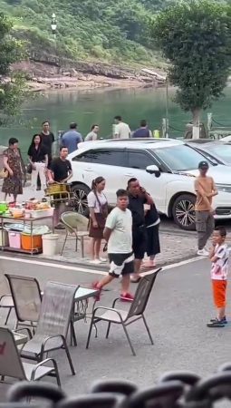 A Fruit Vendor Attacked Tourists Who Did Not Pay For The Fruits They Ate