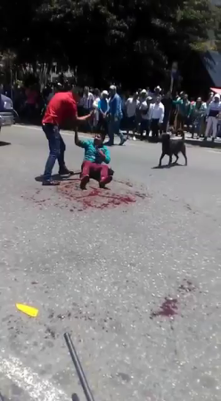 A Crazy Dude Kills A Man With A Knife In Front Of Dozens Of People