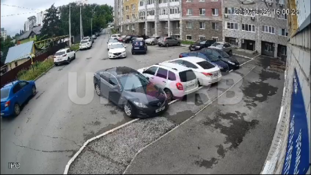 C.W! A 3-Year-old Girl Who Fell From A Window On The 6Th Floor Died On The Spot. Russia