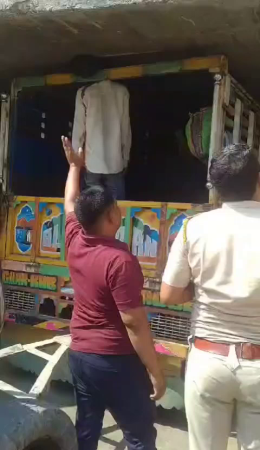 A Young Man Died When His Head Was Caught Between The Back Of A Truck And The Ceiling Of An Underpass