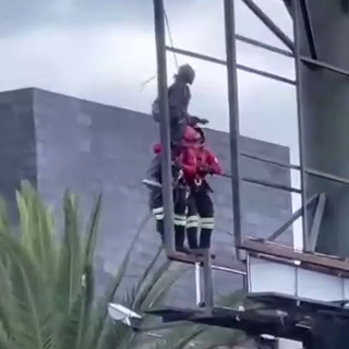 Rescuers Of The 911 Service Saved The Moron Trying To Take His Own Life