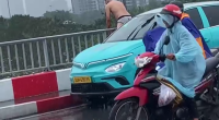 A Taxi Driver On The Saigon Bridge Cut His Own Throat And Jumped Into The Water